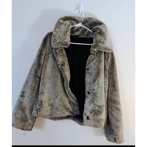 Soft Gray Large Faux Fur Snap Up Jacket.Baggy. Hip Hop. NYC. Trendy. 90s. Y2K. - Picture 3 of 13